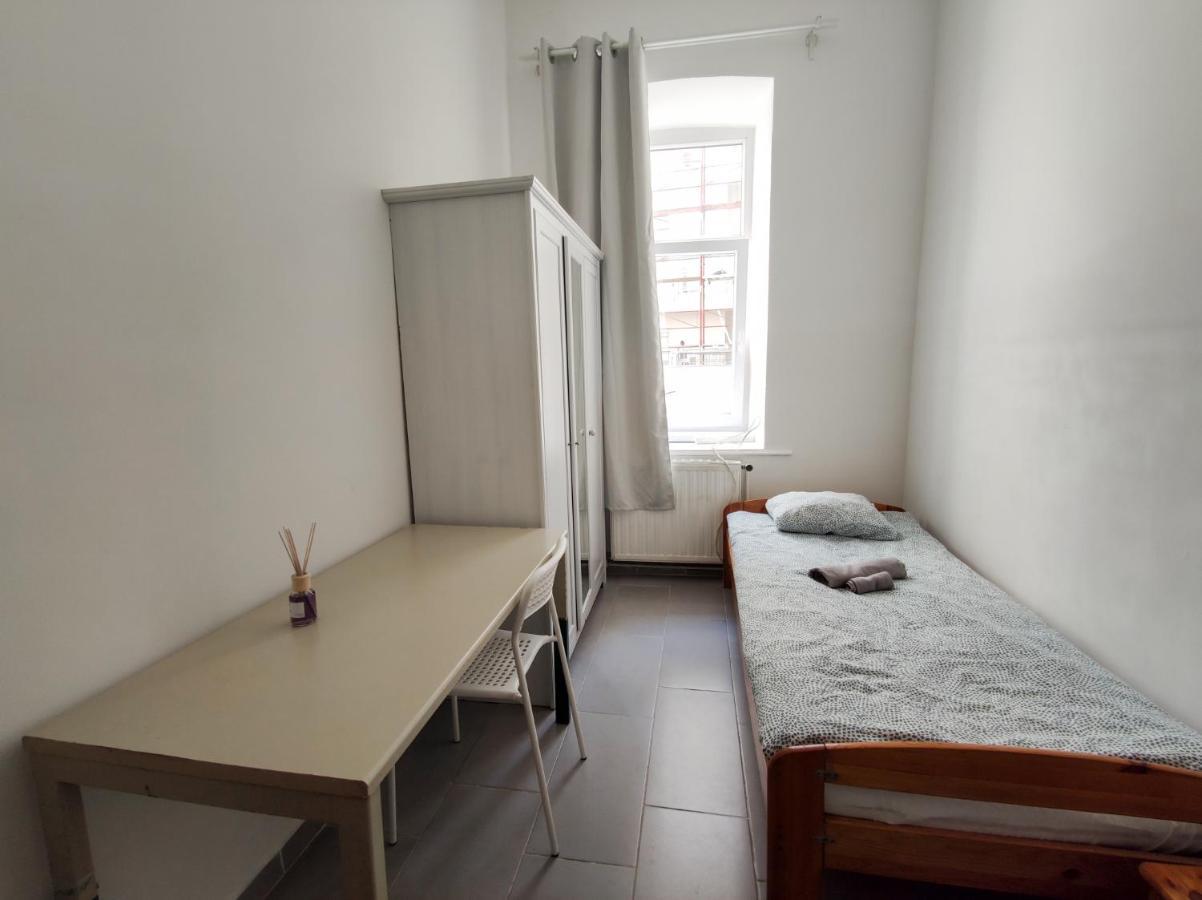 Room With Privat Shower In 3 Rooms Apartment Wien Exteriör bild