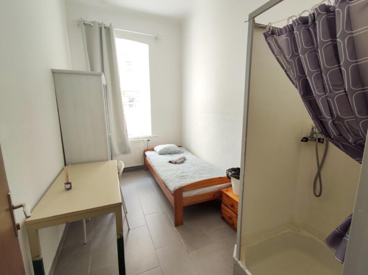 Room With Privat Shower In 3 Rooms Apartment Wien Exteriör bild