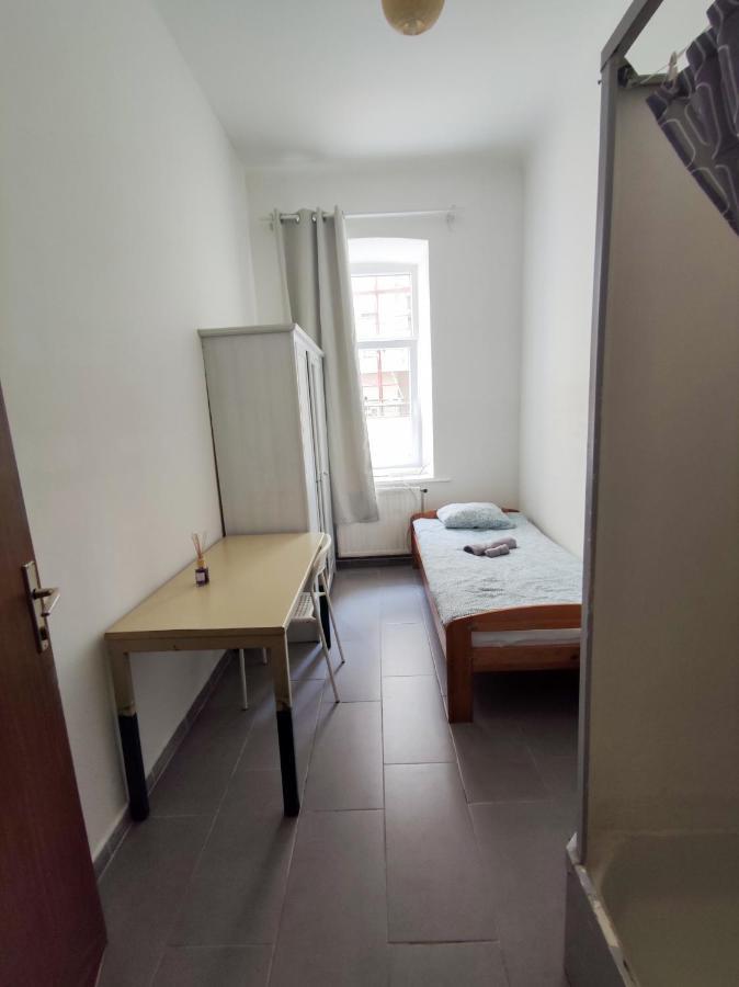 Room With Privat Shower In 3 Rooms Apartment Wien Exteriör bild