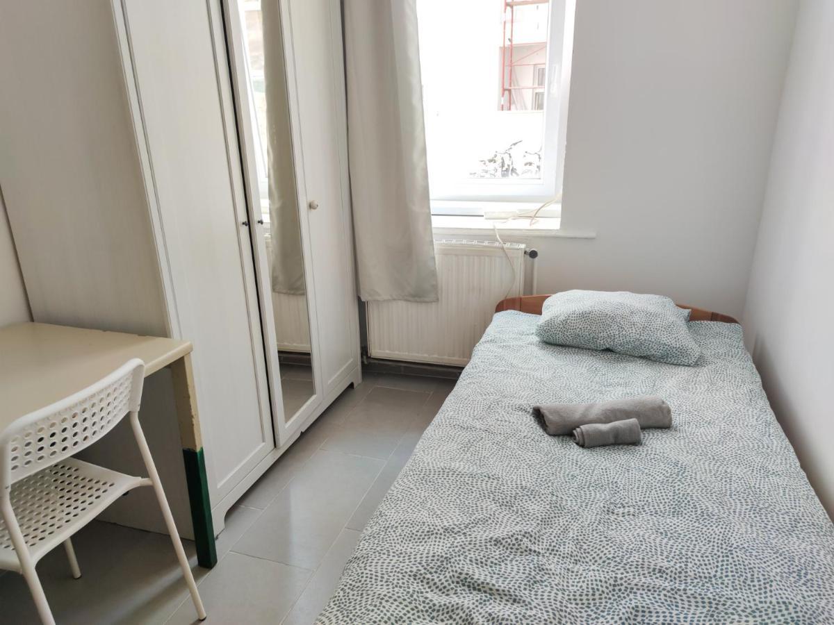Room With Privat Shower In 3 Rooms Apartment Wien Exteriör bild