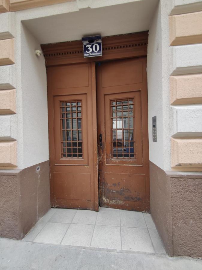 Room With Privat Shower In 3 Rooms Apartment Wien Exteriör bild