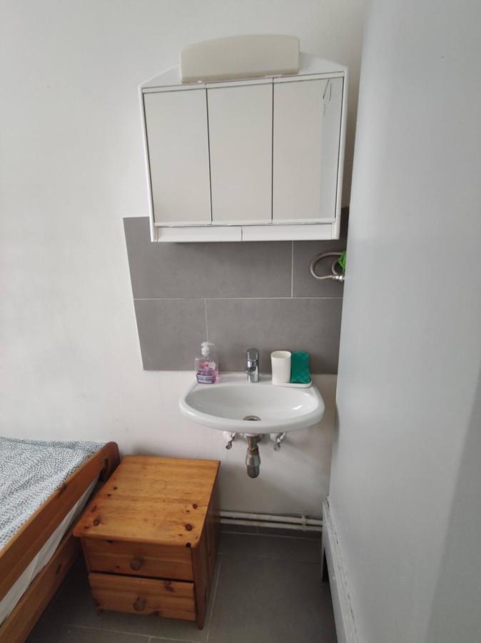 Room With Privat Shower In 3 Rooms Apartment Wien Exteriör bild