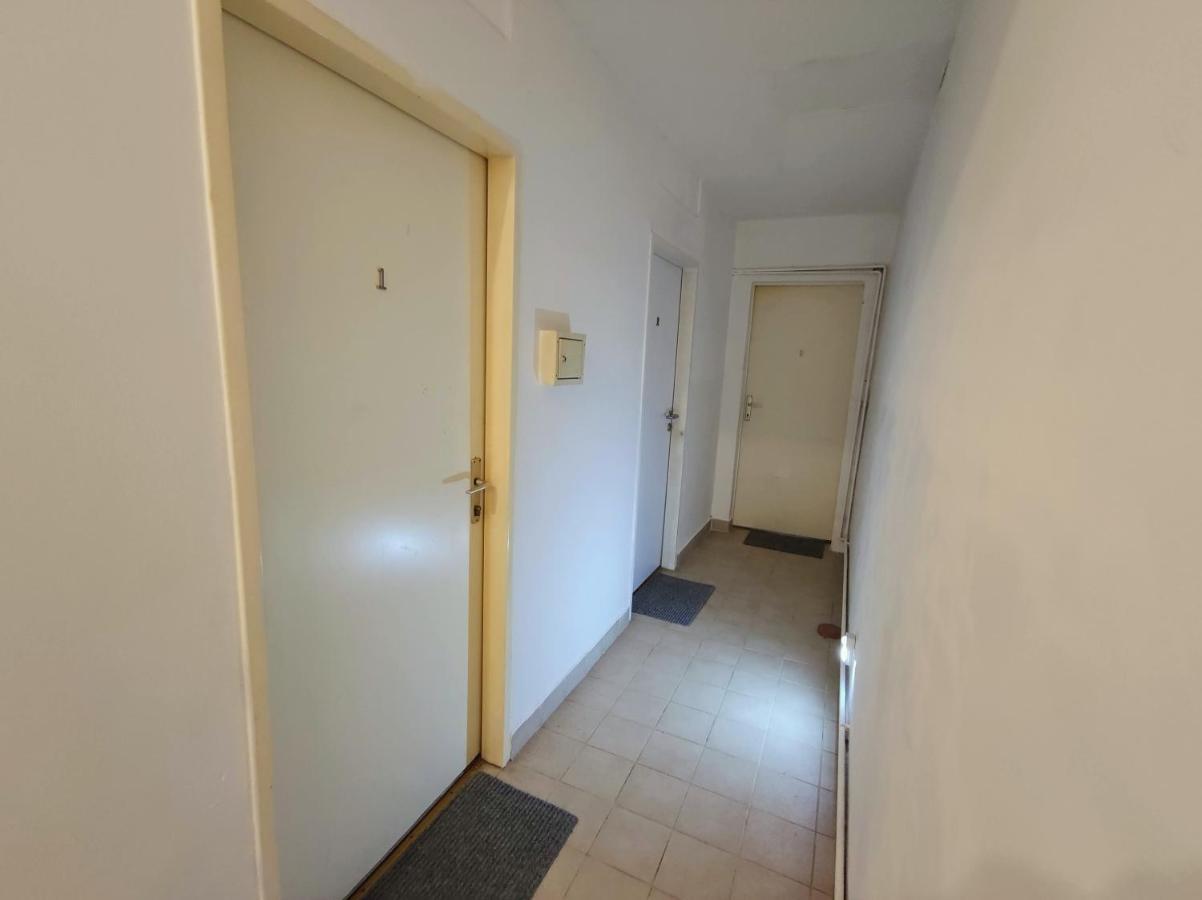 Room With Privat Shower In 3 Rooms Apartment Wien Exteriör bild