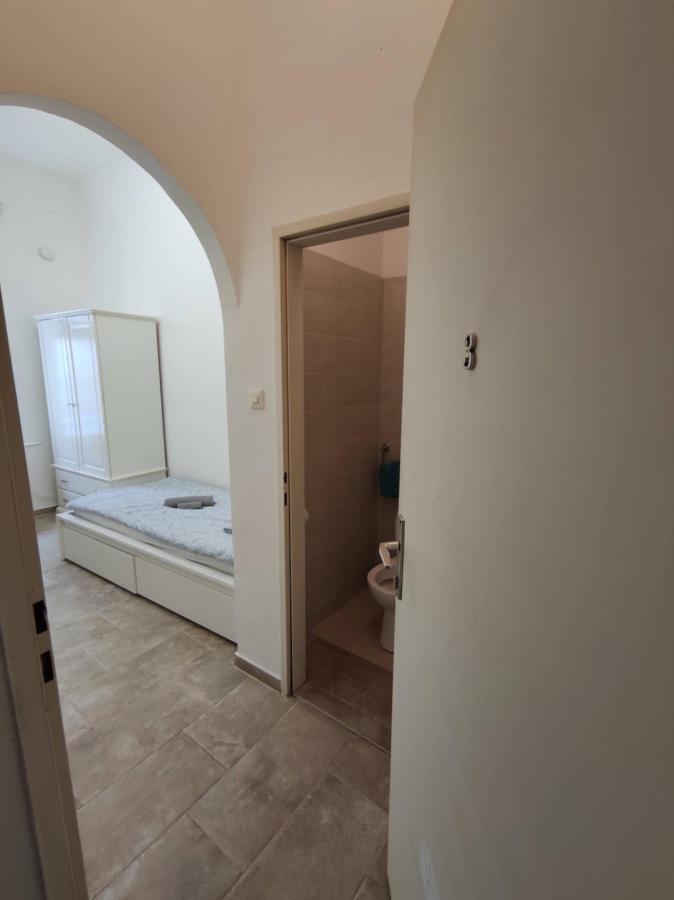 Room With Privat Shower In 3 Rooms Apartment Wien Exteriör bild