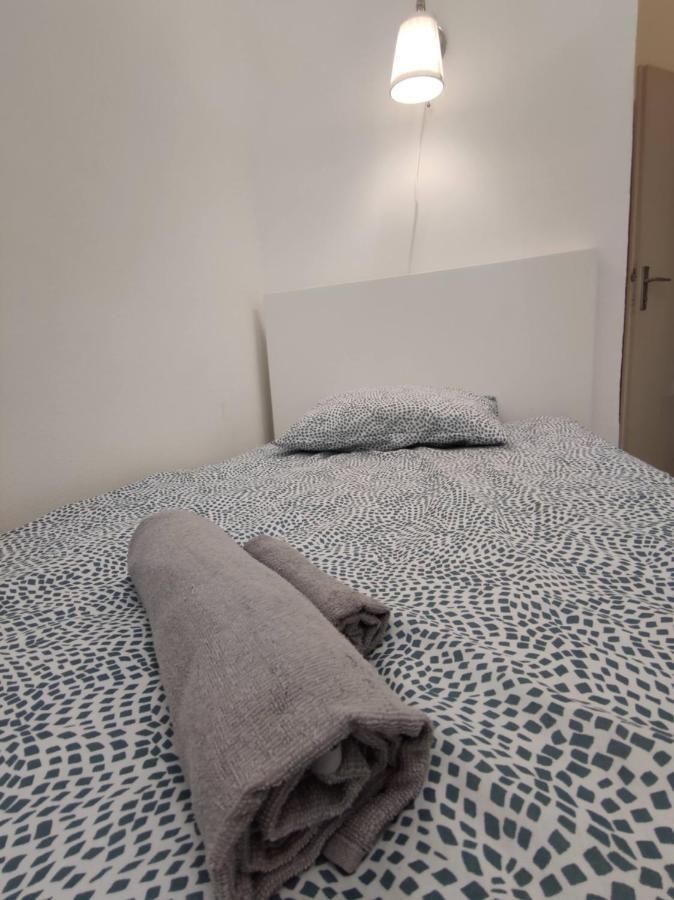 Room With Privat Shower In 3 Rooms Apartment Wien Exteriör bild