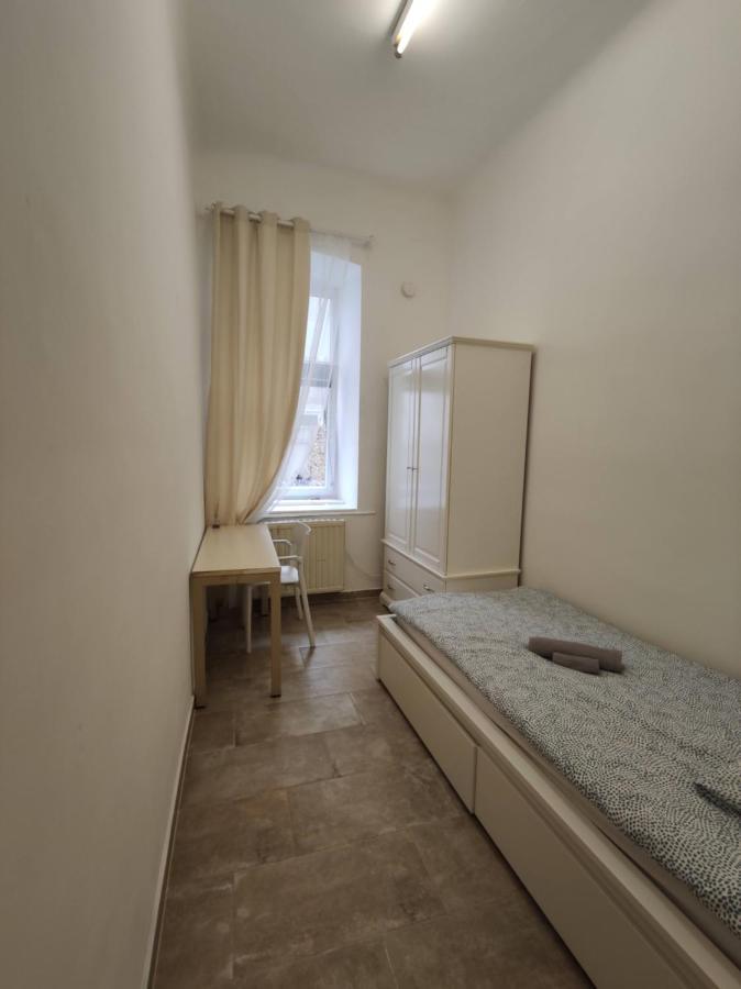 Room With Privat Shower In 3 Rooms Apartment Wien Exteriör bild