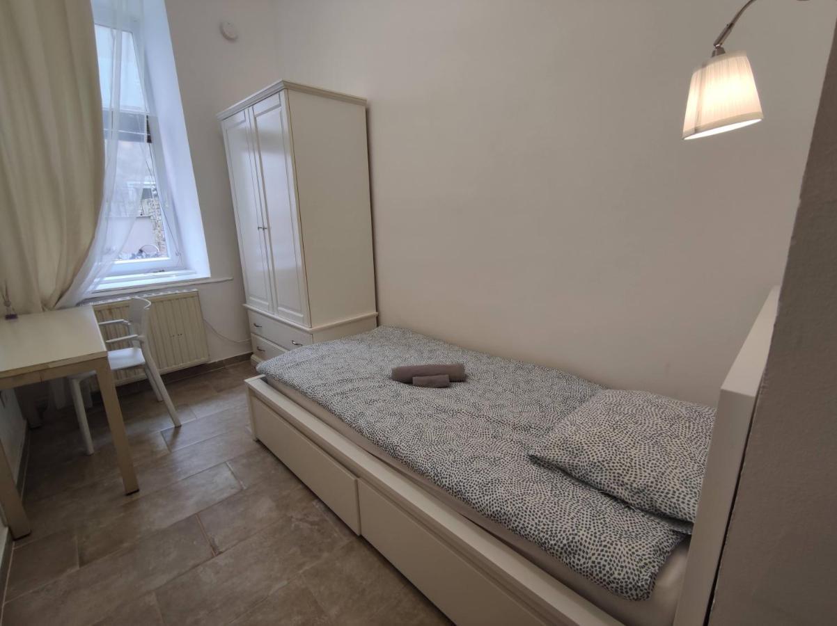 Room With Privat Shower In 3 Rooms Apartment Wien Exteriör bild